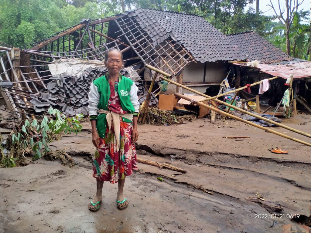 Bangun Kembali Rumah Mbah Satian yang Diterjang Banjir