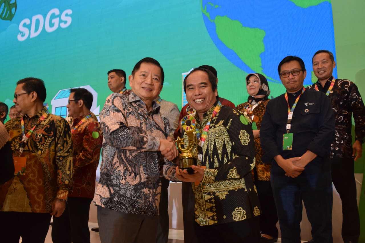 LAZISMU RAIH PENGHARGAAN PEMENANG TERBAIK I INDONESIA'S SDGS ACTION AWARDS 2022